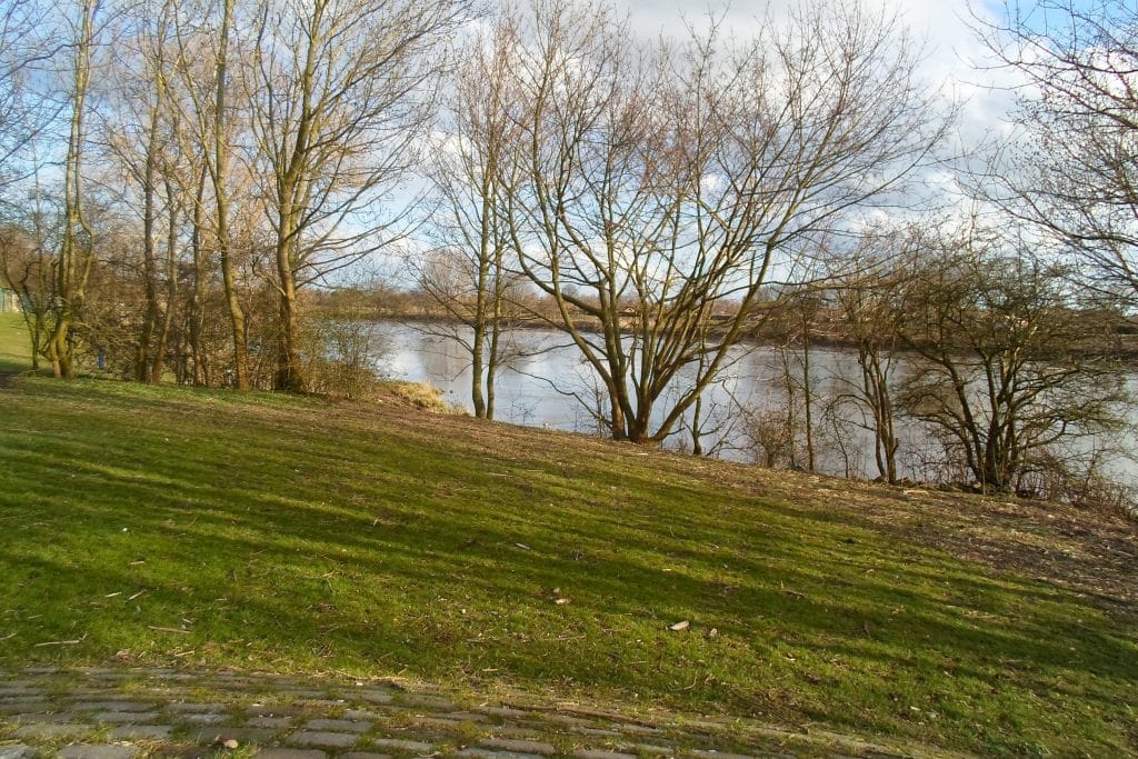 Paseo junto al río en la ciudad de Bremen